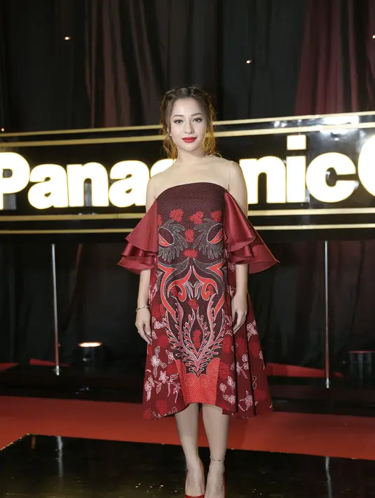 Nuansa etnik diusung dalam busana Panasonic Award ke-19 kalinya ini. Nikita Willy hadir dengan red strapless dress. (Galih W. Satria/Bintang.com)