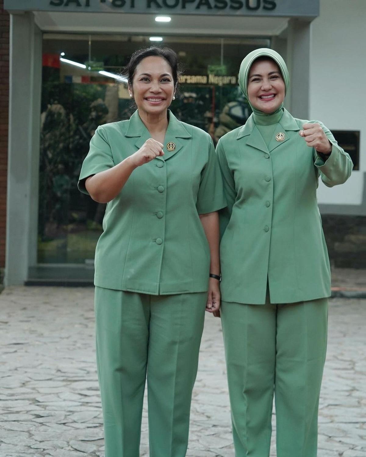 Foto Bareng dengan Istri Atasan sang Suami&nbsp;
