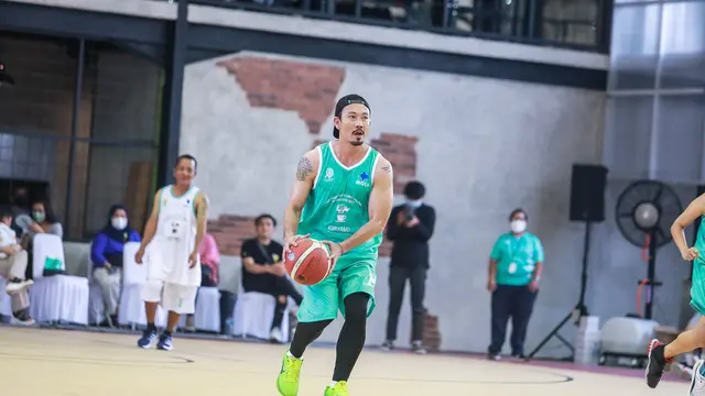 Denny Sumargo ikut pertandingan bola basket bareng ODGJ