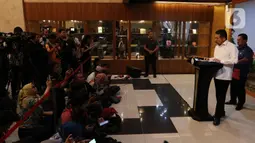 Jaksa Agung ST Burhanuddin (kanan) menyampaikan keterangan di Kantor Kejaksaan Agung, Jakarta, Rabu (18/12/2019). Keterangan terkait perkembangan penyidikan dugaan tindak pidana korupsi di PT Asuransi Jiwasraya (Persero) yang menyebabkan kerugian Rp 13,7 triliun. (Liputan6.com/Johan Tallo)