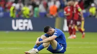 Pemain Italia,Alessandro Bastoni, tertudnuk lesu setelah ditaklukkan Swiss pada babak 16 besar Euro 2024 di Olympiastadion Berlin, Sabtu (29/6/2024). (AP Photo/Antonio Calanni)