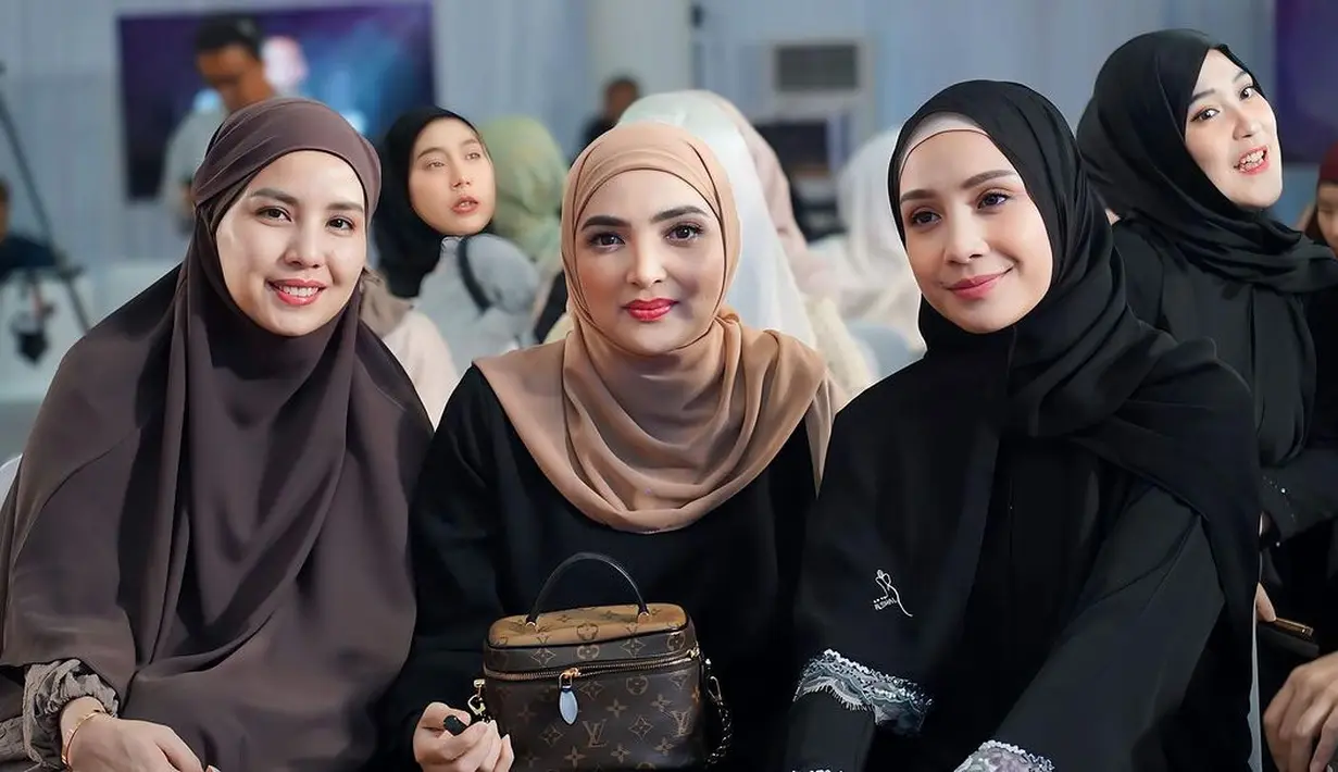 Ashanty kembali mencuri perhatian publik lewat penampilan anggunnya saat menghadiri kajian bersama sejumlah sahabat, seperti Nagita Slavina, Tya Ariestya, Paula Verhoeven, dan lainnya.  [@ashanty_ash].