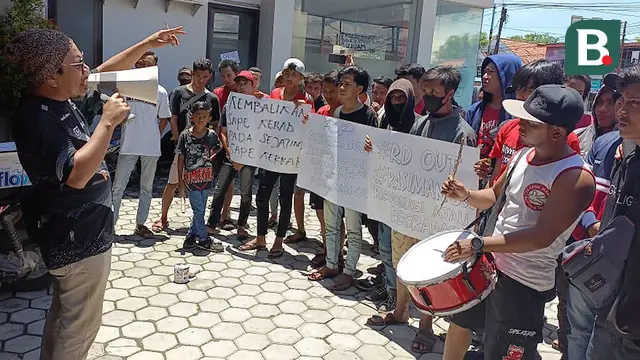 Foto: Klub Kesayangan Terpuruk di BRI Liga 1, Kantor Manajemen Madura United Digeruduk