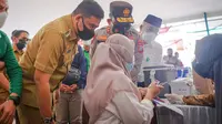 Wali Kota Medan, Bobby Nasution, mendampingi Kapolda Sumatera Utara (Sumut) Irjen Panca Putra mengecek vaksinasi terhadap mahasiswa