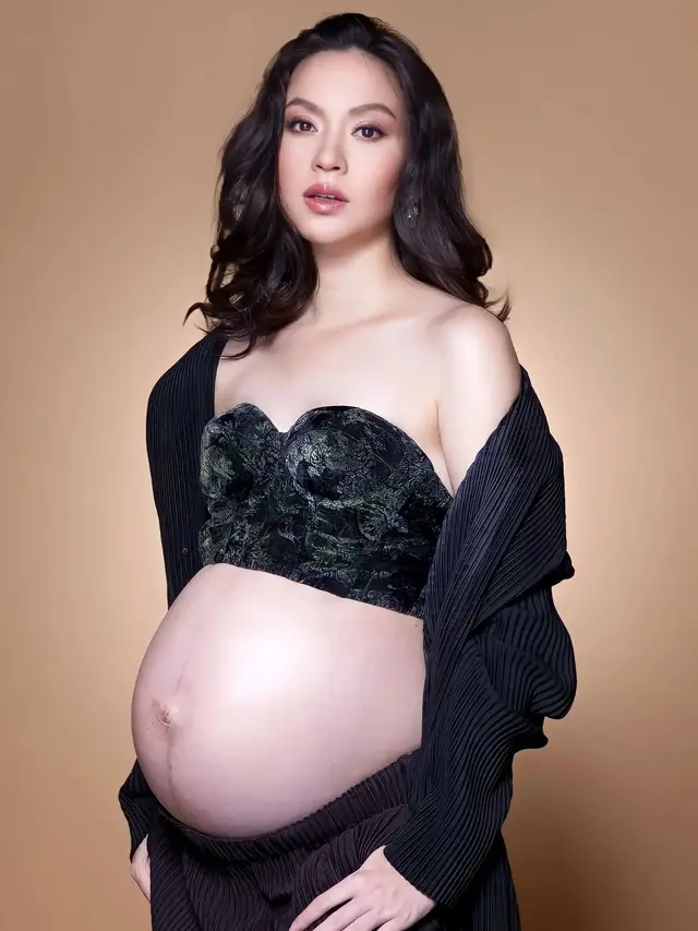 [Fimela] Karina Nadila Maternity Shoot