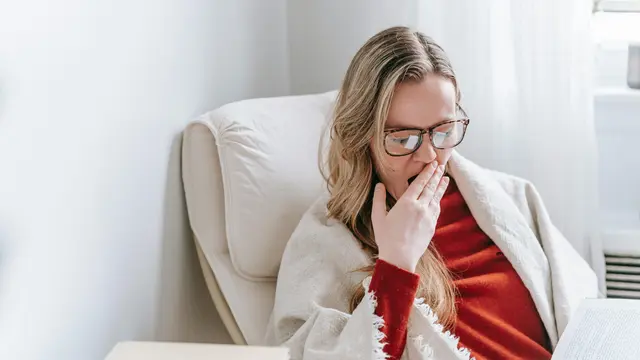 Tidur Cukup Ternyata Bisa Lebih Berpengaruh untuk Mengurangi Kantung Mata Dibanding Eye Cream
