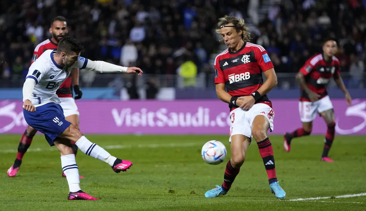 Penyerang Al Hilal, Luciano Vietto mencetak gol ketiga timnya ke gawang  Flamengo dalam duel babak semifinal Piala Dunia Antarklub 2022 di Ibn Batouta Stadium, Rabu (8/2/2023) dini hari WIB. Al Hilal tinggal menunggu pemenang duel Al Ahly vs Real Madrid. (AP Photo/Manu Fernandez)