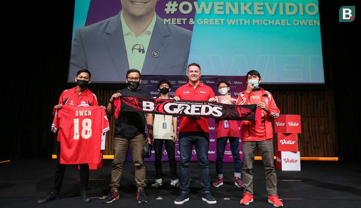 <p>Michael Owen berfoto bersama dengan sejumlah fans Liverpool Indonesia, Big Reds saat acara&nbsp;saat acara Meet and Greet with Michael Owen di SCTV Tower, Senayan, Jakarta, Minggu (21/08/2022). (Bola.com/Bagaskara Lazuardi)</p>