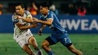 Kapten Bali United, Ricky Fajrin (kiri) mencoba menahan pergerakan winger Persib Bandung, Beckham Putra dalam laga lanjutan BRI Liga 1 2024/2025 di Stadion Gerlora Bandung Lautan Api, Bandung, Jumat (18/4/2025) malam. (Dok. Bali United).