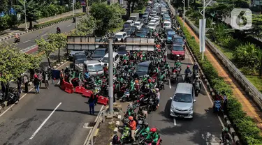 Aparat kepolisian melakukan penyekatan kendaraan di Pemuda, Jakarta Selatan, Kamis (15/7/2021). Polda Metro Jaya menambahkan penyekatan 100 titik yang ada di Jakarta dan sekitarnya pada hari ini selama penerapan Pemberlakuan Pembatasan Kegiatan Masyarakat (PPKM) darurat. (Liputan6.com/Johan Tallo)