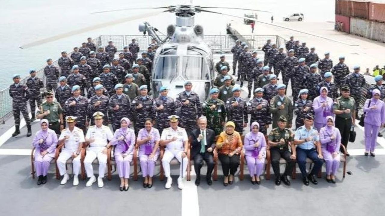 Pasukan TNI ikut serta dalam menjaga perdamaian di luar negeri di bawah naungan PBB. Sejak 1957, Indonesia turut serta mengirim pasukan Garuda sebagai bagian dari pasukan penjaga perdamaian PBB.
