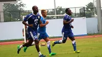 3 Pemain anyar Persib Bandung, Carlton Cole, Raphael Maitimo, dan Michael Essien tengah berlatih (Foto: Kukuh Saokani/Liputan6.com)