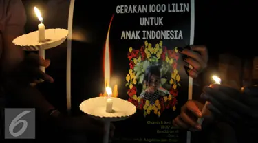 Sejumlah elemen masyarakat menggelar aksi simpatik dan doa bersama untuk Angeline dengan menyalakan lilin di Bundaran HI, Jakarta, Kamis (11/6/2015). Mereka meminta pemerintah bersikap tegas kepada pelaku kekerasan anak. (Liputan6.com/Johan Tallo)