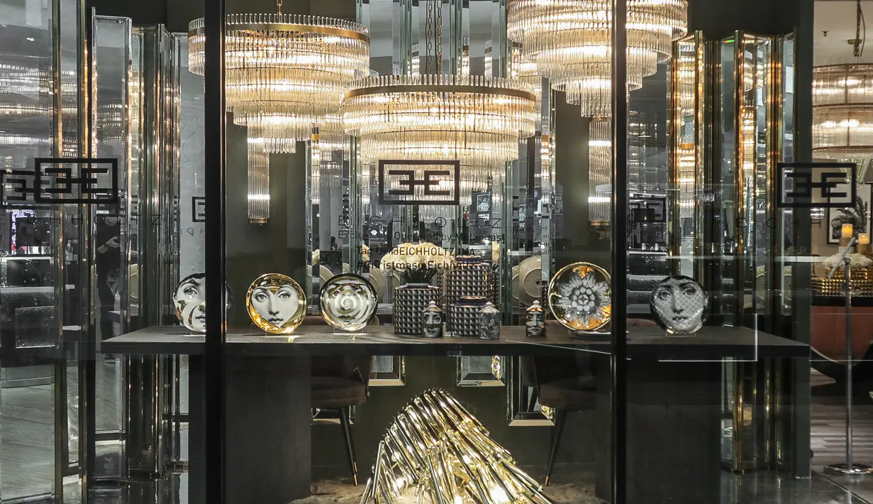 Refleksi dari sensitivitas dan imajinasi kreatif Ronald Humardani kali ini membawa produkproduk Eichholtz tampil berbeda di dua area window display. “Lights of Hope” di tangan Ronald Humardani menjadi sebuah refleksi dan
cerita dalam dua bagian yang menyentuh hati.