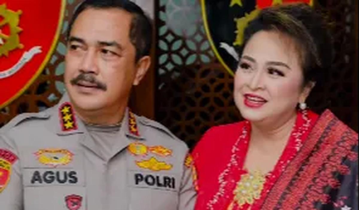Potret terakhir lantas menampilkan saat Agus telah menjadi sosok jenderal. Tak tanggung-tanggung, sosoknya bahkan memiliki pangkat bintang tiga saat berpose bersama sang istri tercinta. <br>