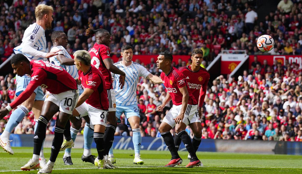 Pada menit ke-4 pemain Nottingham Forrest, Willy Boly (tiga kiri), berhasil mencetak gol ke gawang MU lewat tandukan kepala dalam pertandingan pekan ketiga Liga Inggris 2023/2024 yang berlangsung di Old Trafford, Manchester, Inggris, Sabtu (26/8/2023). (AP Photo/Jon Super)