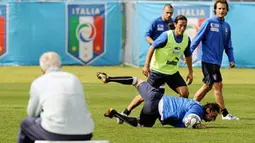 Pelatih Italia, Marcello Lippi menyaksikan anak asuhnya berlatih pada 19 Juni 2009 di Pretoria. Italia akan berhadapan dengan Brasil di Piala Konfederasi, 21 Juni 2009. AFP PHOTO/VINCENZO PINTO