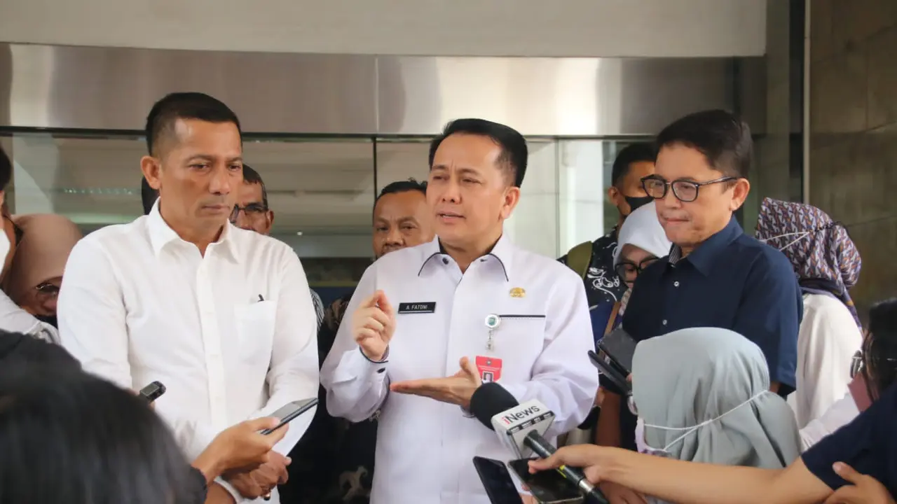 Bupati Kepulauan Meranti Muhammad Adil (kiri) dan Dirjen Bina Keuangan Daerah Kemendagri Agus Fatoni (Puspen Kemendagri)