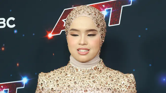 <p>Di penghujung penampilannya, tepuk tangan dan sorak sorai penonton membahana untuk Putri Ariani. Ia juga mendapat standing ovation dari keempat juri AGT 2023, yakni Simon Cowell, Heidi Klum, Howie Mandel, dan Sofia Vergara. (Monica Schipper/Getty Images/AFP)</p>