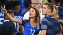 Pemain Prancis, Morgan Schneiderlin saat berbincang dengan kekasihnya Camille Sold usai timnya menang atas Jerman 2-0 pada semi-final piala Eropa 2016 di Stade Velodrome, Marseille (7/7/2016). (AFP/Franck Fife)