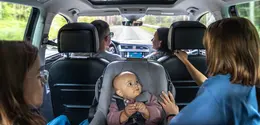 jenis car seat yang menghadap ke belakang (rear facing). (credits: freepik)