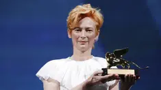 Aktris Tilda Swinton memegang trofi Golden Lion for Lifetime Achievement pada upacara pembukaan Venice Film Festival ke-77 di Venesia, Italia, Rabu (2/9/2020). Venice Film Festival tahun ini akan berlangsung dari 2 September hingga 12 September. (AP Photo/Domenico Stinellis)