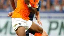 Gelandang Belanda Ryan Babel berusaha membawa bola dari kawalan pemain Prancis selama pertandingan UEFA Nations League di Stadion Stade de France, Saint-Denis, Prancis, (9/10). Prancis menang 2-1 atas Belanda. (AP Photo/Christophe Ena)