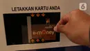 Konsumen bertransaksi dengan uang elektronik di Jakarta, Rabu (2/12/2020). Saat ini frekuensi transaksi mandiri e-money telah menembus 650 juta transaksi dengan nilai yang mencapai Rp10 triliun pada Januari-September 2020 lalu. (Liputan6.com/Angga Yuniar)