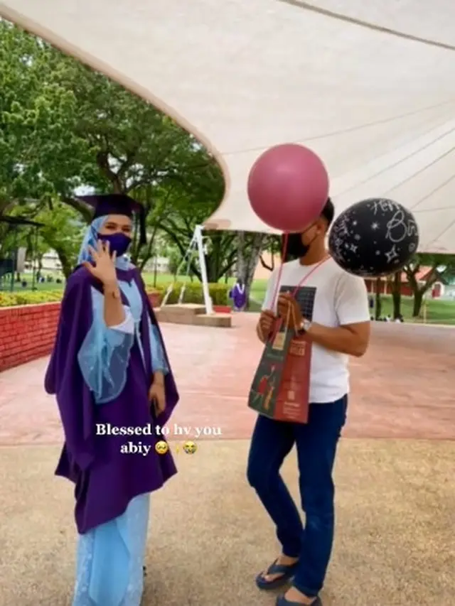 Super Bahagia, Perempuan Disematkan Cincin Tunangan di Hari Wisuda