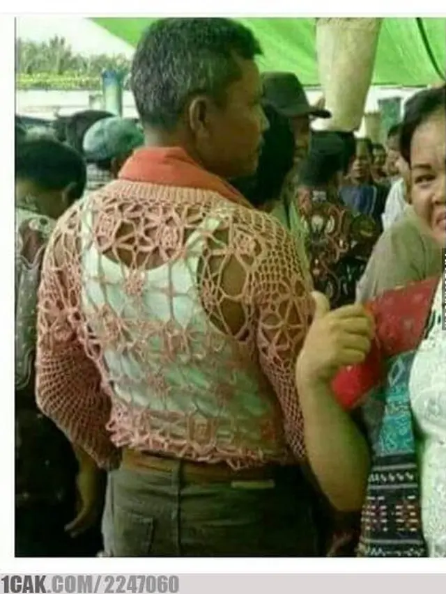 6 Gaya Pakaian Bapak-Bapak Ini Kelewat Unik, Bikin Ngakak