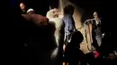 Pria Yahudi ultra-Ortodoks memegang ayam selama ritual Kaparot di Bnei Brak, Israel, Minggu (16/9). Praktik ini dilakukan dengan mengayunkan ayam memutari kepala seseorang sebanyak tiga kali dengan iringan doa-doa. (AP/Oded Balilty)