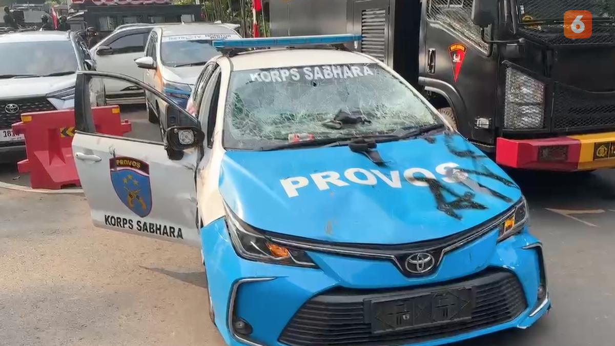 Demo Mahasiswa di Polda Metro, Mobil Provost Hancur Diamuk Massa