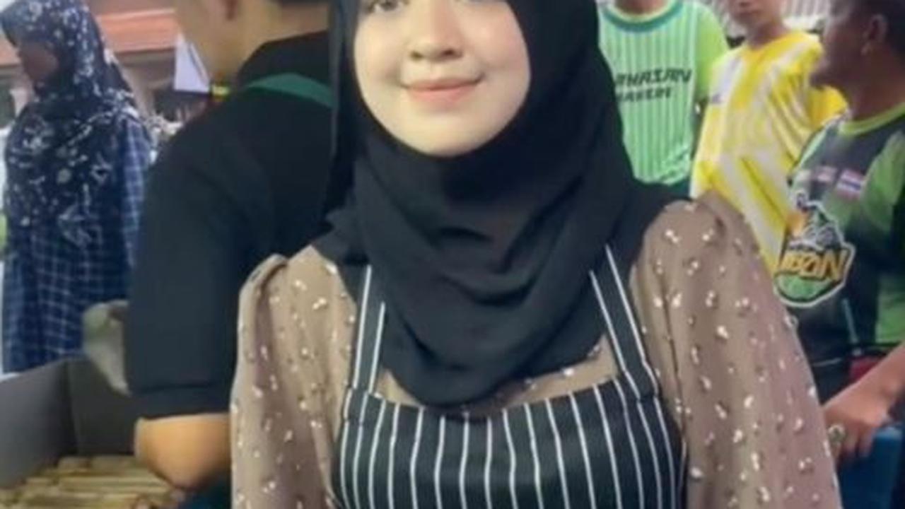 Perempuan Cantik Berhijab Penjual Lemang<br>