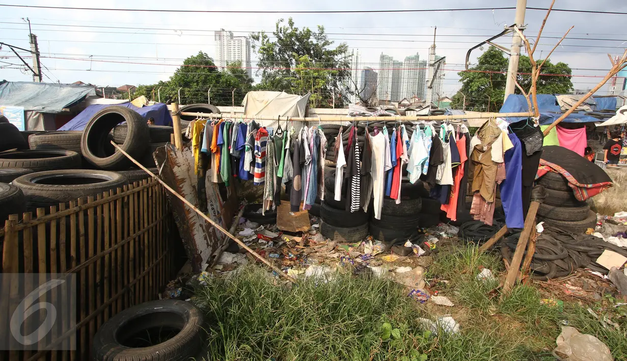 Gubuk liar memadati jalur inspeksi kanal banjir barat (KBB) di kawasan Kebon Melati, Jakarta, Rabu (1/6). Kurangnya pengawasan membuat gubuk liar kembali menjamur di kawasan tersebut, meski telah berulang kali ditertibkan. (Liputan6.com/Immanuel Antonius)