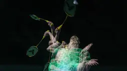 Foto multiple exposure Jonatan Christie dari tim Blitzers saat mengembalikan kok ke arah Kodai Naraoka dari tim Rockets dalam laga Badminton XL 2025 di Istora Senayan, Jakarta, Jumat (03/10/2025). (Bola.com/Bagaskara Lazuardi)