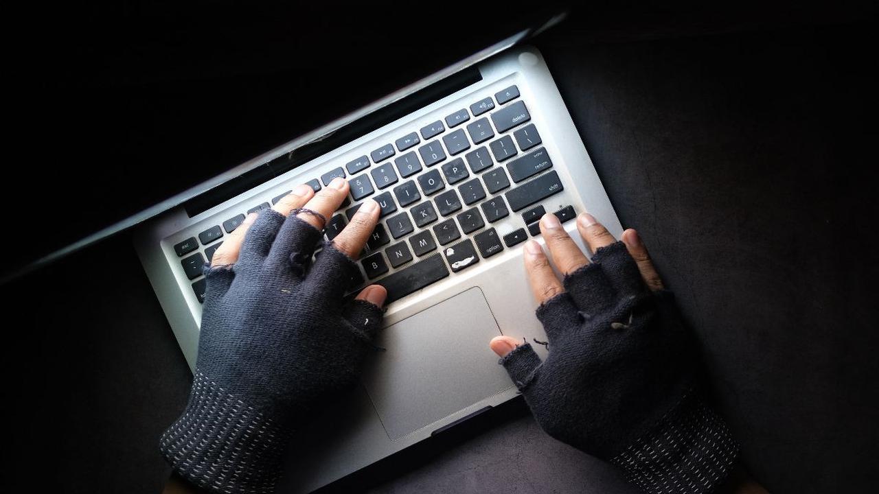Dewasa ini, revenge porn tidak hanya dilakukan dengan foto.

Kejahatan ini juga bisa dilakukan dengan menyebar video pribadi atau tangkapan layar chat yang bersifat seksual.