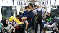 Penumpang menaiki kereta MRT pada hari pertama fase operasi secara komersial (berbayar) di Stasiun MRT Bundaran HI, Jakarta, Senin (1/4). PT MRT Jakarta mulai memberlakukan fase operasi secara komersial (berbayar) dengan potongan harga 50 persen selama April 2019. (Liputan6.com/Johan Tallo)