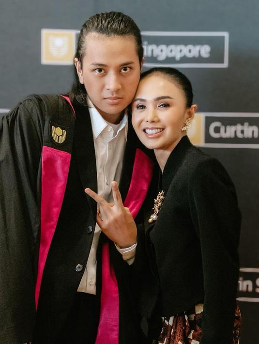 Menariknya, putri sulung Yuni Shara ini terlihat pede tampil dengan rambut gondrong. Diketahui, Cavin Obrient Siahaan memilih jurusan Bachelor of Business Commerce, dan kabar baiknya adalah dia baru saja meraih gelar tersebut melalui prosesi wisuda yang berlangsung. (Liputan6.com/IG/@yunishara36)