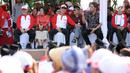 Wakil Presiden RI ke-6, Try Soetrisno (tengah) bersama Muthia Hatta saat menyaksikan peserta napak tilas di tugu Proklamator, Jakarta, Rabu (16/8). (Liputan6.com/Helmi Fithriansyah)