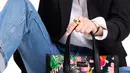 Kate Spade New York pun merayakan Tahun Baru Imlek dan Tahun Ular ini melalui snake-embossed print pada dua siluet tas ikonisnya, yaitu Flap Chain Crossbody dan Manhattan Tote. Dibuat dengan smooth leather, tas ini memiliki tekstur yang menyerupai sisik ular dan mewujudkan elemen bunga dari perayaan Tahun Baru Imlek. [Dok. Kate Spade New York]