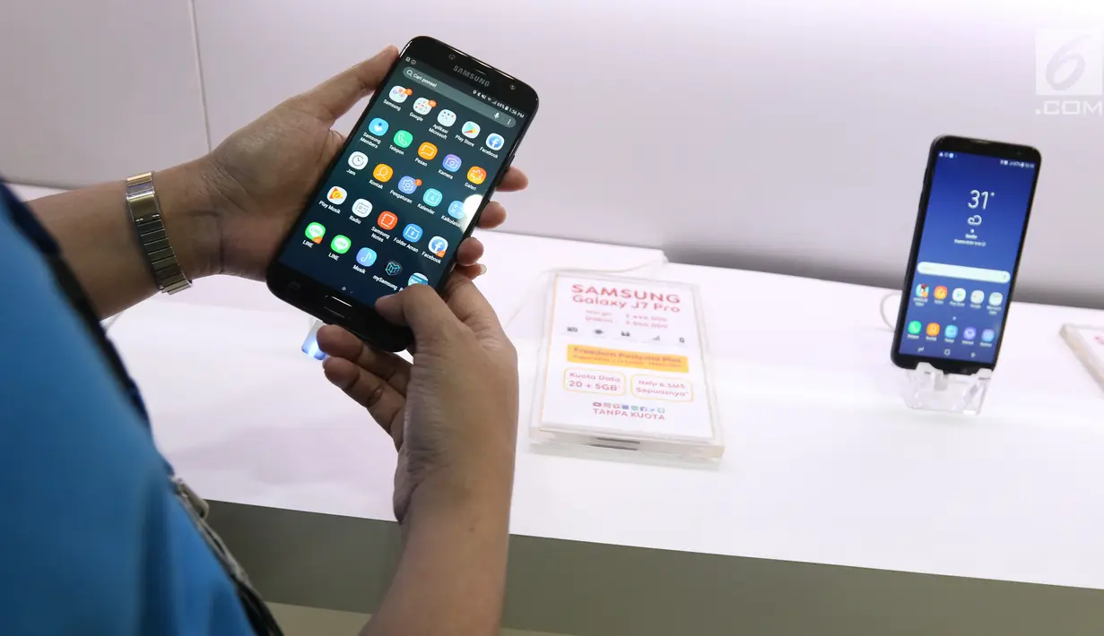 Pegawai mengecek handphone/smartphone di salah satu gerai di Jakarta, Kamis (7/4/2019). Pemerintah tengah menyiapkan kebijakan pemblokiran ponsel ilegal atau black market berdasarkan pada validasi International Mobile Equipment Identity (IMEI). (Liputan6.com/Angga Yuniar)