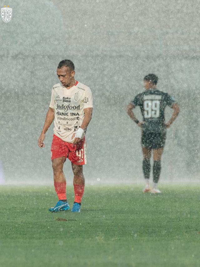 Winger Bali United, Irfan Jaya ketika melawan Dewa United.