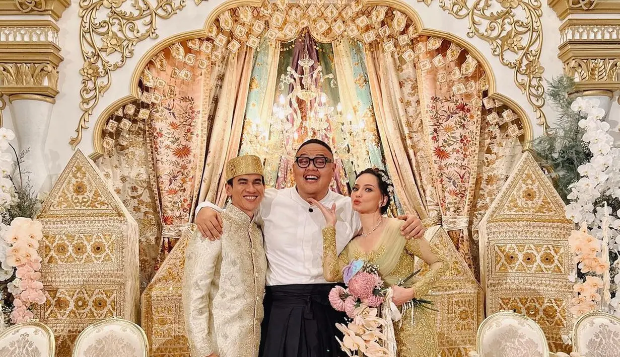 Hadir pula Reza Chandika mengenakan kemeja putih dan loose pants berwarna hitam.