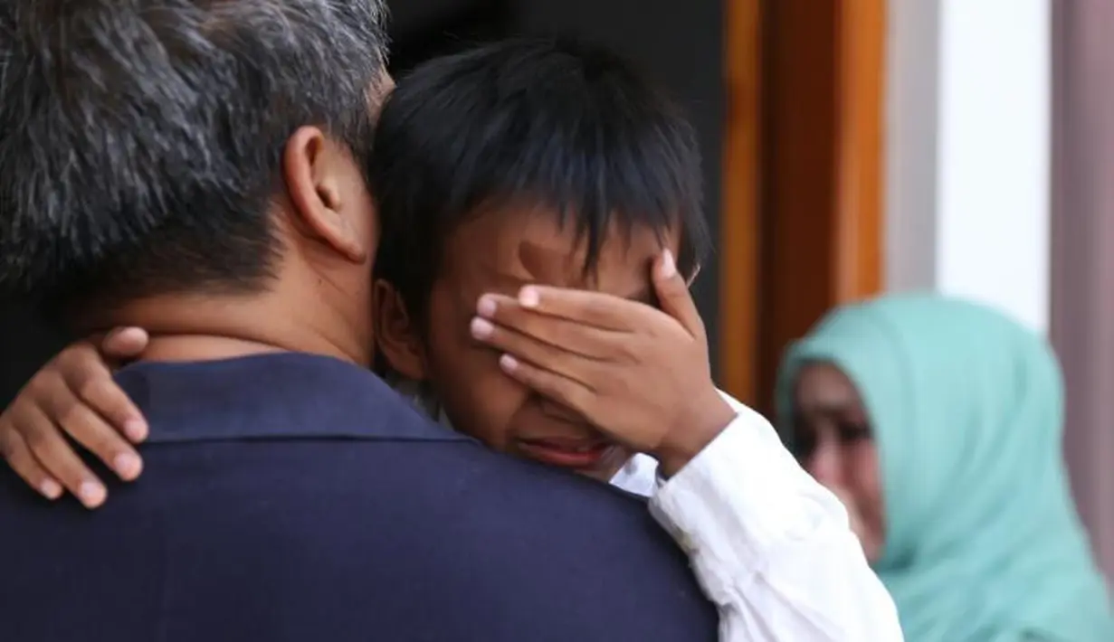 "Ini ada apa, kok ramai ya," celetuk polos anak almarhum Reni, kepada para kerabat yang datang ke rumah duka, kawasan Pondok Kelapa, Jakarta Timur, Senin (10/4/2017). (Nurwahyunan/Bintang.com)