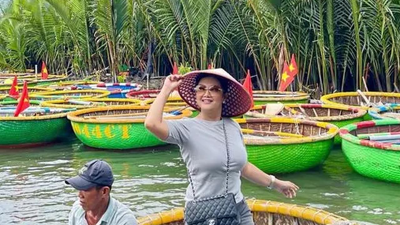 Serunya Bella Saphira Naik 'Coconut Basket Boat' di Vietnam, Potret Cantiknya Bikin Salfok