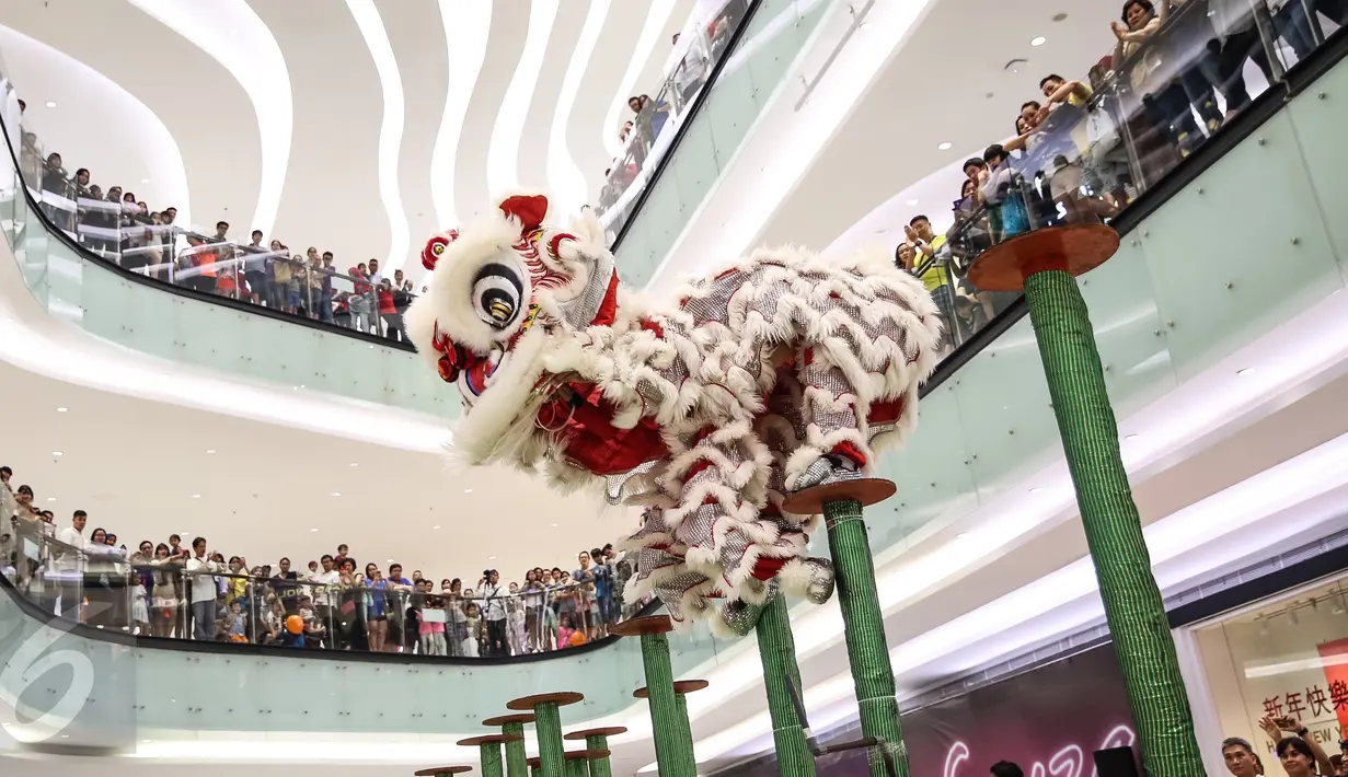 Pengunjung melihat aksi Barongsai Tonggak di Lippo Mall Puri, Jakarta Barat, (21/01). Jelang perayaan Imlek pengunjung disuguhkan penampilan budaya tradisional khas China. (Liputan6.com/Fery Pradolo)