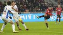 Striker AC Milan, Christian Pulisic (kanan) melepaskan tendangan yang berusaha diblok dua pemain Atalanta pada laga perempatfinal Coppa Italia 2023/2024 di San Siro Stadium, Milan, Kamis (11/1/2024) dini hari WIB. (AP Photo/Luca Bruno)