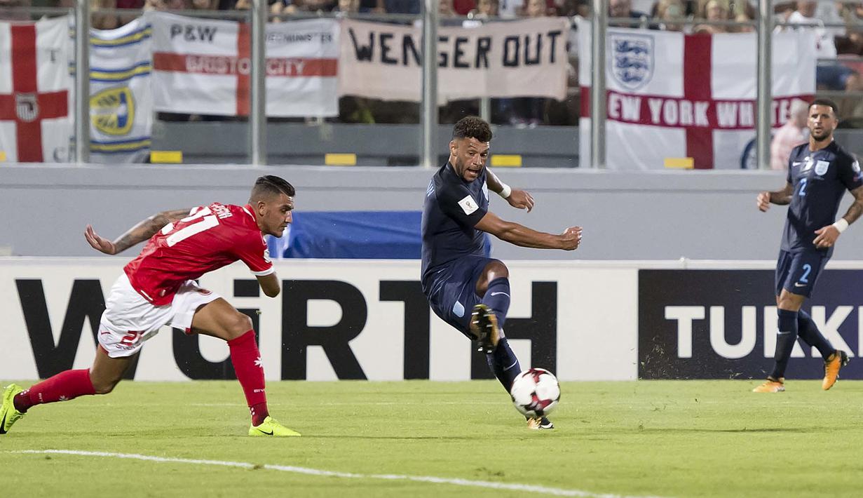 Aksi pemain Inggris, Alex Oxlade (tengah) melepaskan tembakan  ke gawang Malta pada laga grup F kualifikasi Piala Dunia 2018 di  Ta Qali stadium, Valletta, Malta, (1/9/2017). Inggris menang 4-0. (AP/Rene Rossignaud)
