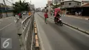 Warga melintas di Jalan Jatinegara Barat Jakarta, Kamis (20/8/2015). Jalan Jatingara Barat Barat ditutup saat penggusuran warga yang tinggal di bantaran Kali Ciliwung, Kampung Pulo, Jakarta Timur. (Liputan6.com/Helmi Fithriansyah)