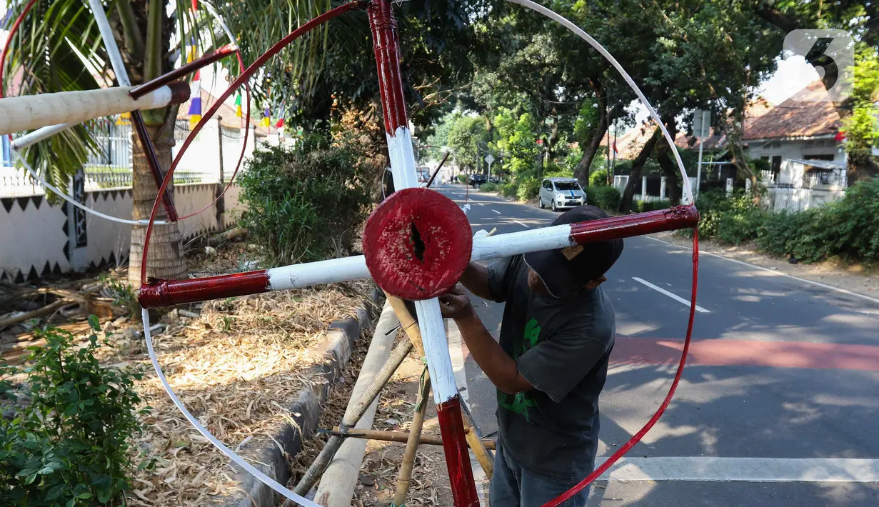 Bahan baku batang pohon pinang untuk pembuatan sarana perlombaan panjat pinang ini dijual mulai harga Rp 700 ribu hingga Rp 1 juta per buah. (Liputan6.com/Herman Zakharia)